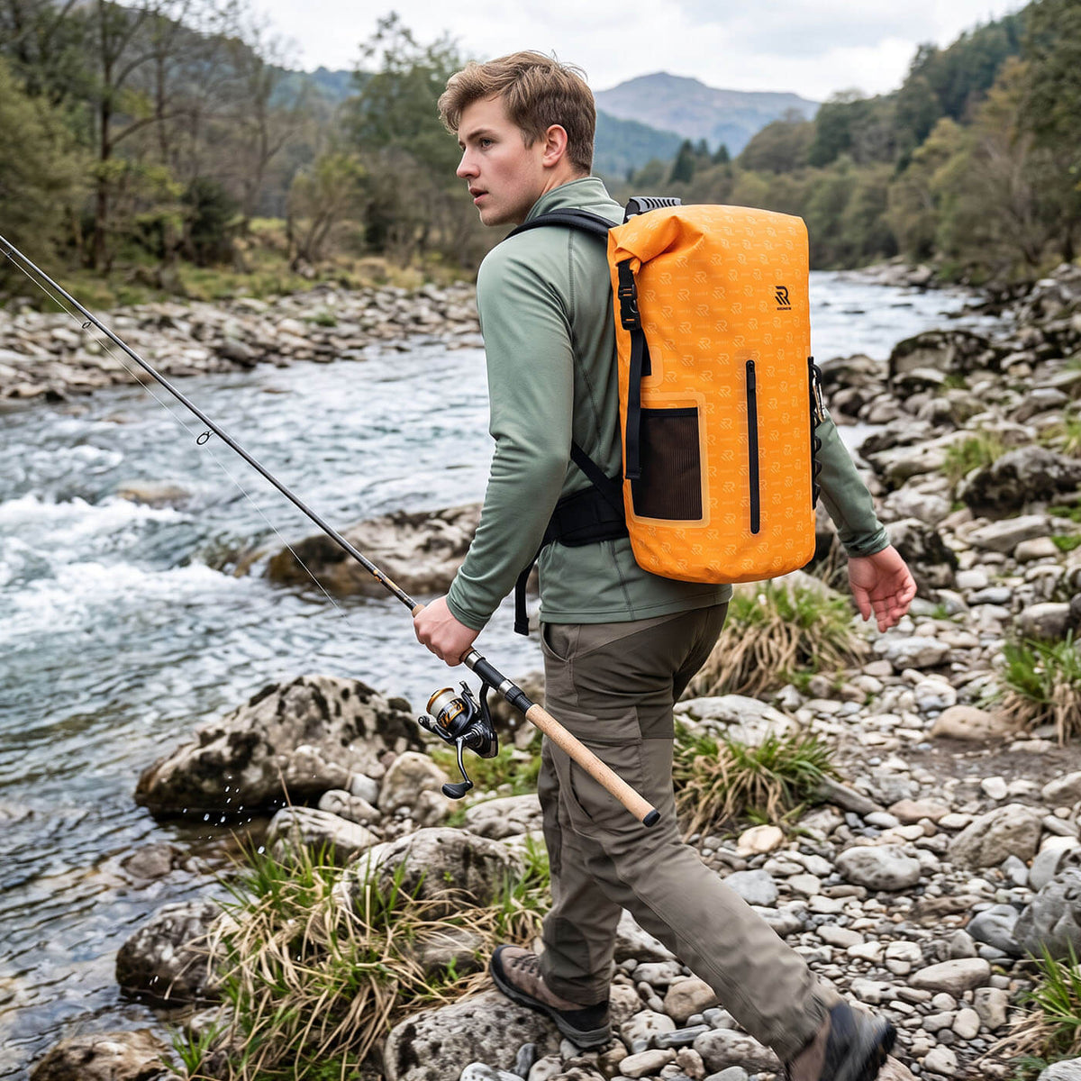 You can carry the RIVONOVA cooler bag on your back while moving between fishing spots—it’s not tiring at all.