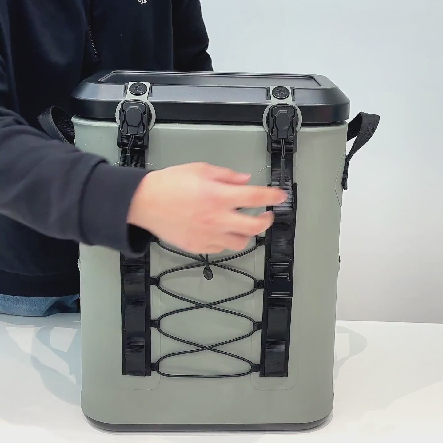 video of one hand open  the magnetic soft cooler lid#Color_Green